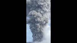 Mount Lewotobi Laki-laki in Indonesia erupted again 7 times, a thick column of volcanic ash as high as 900 meters