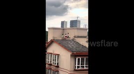 Chinese woman shouts to prevent children from playing on rooftop