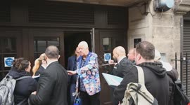 Mark Knopfler mobbed by fans