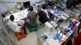 Staff at mobile repair shop attacked by thugs over unpaid bills