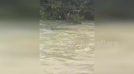 Firemen rescue tea farmers stranded in floods in China