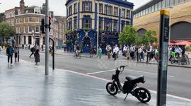 MADNESS - Tooley Street - London - Cyclist blatantly ignoring RED LIGHTS and just cycling through them, even as people were STILL CROSSING!