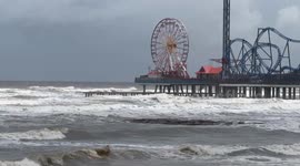 Hurricane Beryl Galveston Historic pleasure pier storm wave footage 7/7/2024