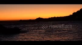 Hermoso atardecer  junto al mar, sombras, siluetas y colores.