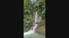 HERMOSA CAIDA DEL AGUA A TRAVES DE UNA CATARATA TURISTICA DEL ECUADOR.