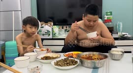 Twin brothers with 75 kg weight difference look completely different