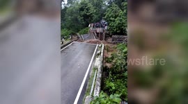 India: Heavy rains cause bridge collapse