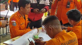 Seconds of a gold mine landslide in Indonesia killed 11 people, dozens of others were buried in the search by the landslide
