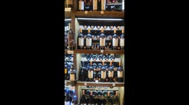 TIENDA DE VINOS EN UN SHOPING DE PARAGUAY DONDE SE PUEDE APRECIAR LA VARIEDAD Y CALIDAD.