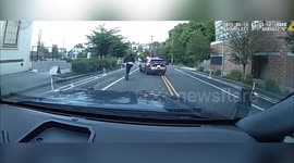 USA: Police Chase Armed Suspect on Scooter Through Seattle Streets