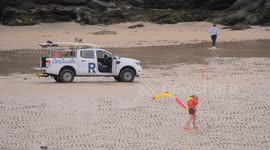Swimmers enter sea despite sewage warning issued at beach in Newquay