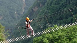 Hundreds of metres high 'Sky Ladder' draws thrill-seekers in northern China