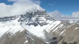 Int'l tourists praise Mount Kailash in China's Xizang