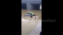 Heroic man breaks window to save motorist from drowning car in China