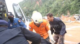 Evacuating victims of the natural landslide disaster in Indonesia using helicopters, 23 people have died, 33 are still being sought because they were buried by landslides