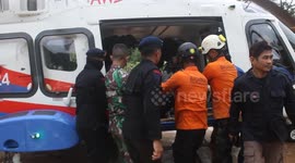 Evacuating victims of the natural landslide disaster in Indonesia using helicopters, 23 people have died, 33 are still being sought because they were buried by landslides