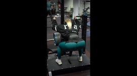 VIDEO: Fitness influencer flashes bare bum in the gym as leggings rip