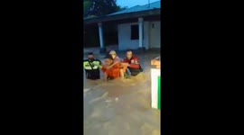 Officers Rescue Elderly Mothers Trapped in Heavy Floods in Gorontalo, Indonesia Affected by 6 sub-districts
