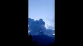 Mount Lewotobi in Indonesia erupts again, spewing columns of volcanic ash as high as 700 - 1000 meters, residents are wary of lava floods