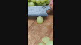 Cutting 1 grape into small slices is a very good way for us to check the comfort and sharpness of the knife