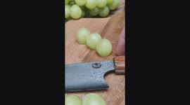 Cutting 3 grapes into small slices is a very good way for us to check the comfort and sharpness of the knife