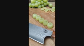 Cutting 5 grapes into small slices is a very good way for us to check the comfort and sharpness of the knife