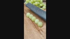 Cutting 5 grapes into small slices is a very good way for us to check the comfort and sharpness of the knife