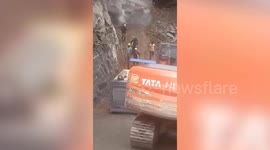 Dramatic landslide on highway in northern India: workers narrowly escape