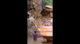 Workers dodge boulders tumbling down mountain in India