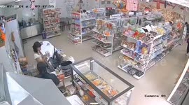 Brazen monkey steals food from grocery shop