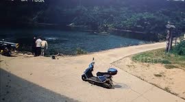Heroic villagers save motorist after out-of-control car plunges into reservoir in China