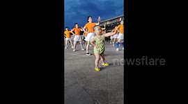 Toddler amazes crowd with energetic dance performance in China