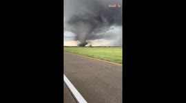 Harrowing footage of INSANE Nebraska tornado gearing up for destruction
