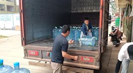 Heartwarming moment as 4-year-old helps father carry heavy water bottles in China