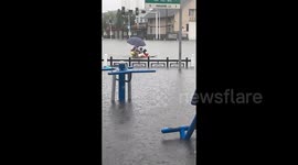 Heroic man uses basins to transport dogs through deep floodwaters in central China