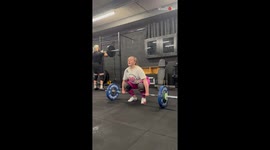 Gym mishap: Unexpected weightlifting setback derails girl's weightlifting class