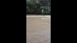 Flash floods swamp Toronto parking lot