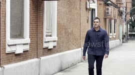 Ronnie O'Sullivan plays caroms with locals in China's Shanghai