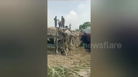 Four dead & many injured as Indian express train derails in northern India