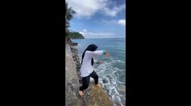 Ocean play: synchronicity in waves
