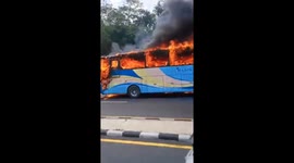 A bus caught fire in Indonesia, thick black smoke rose high above the sky