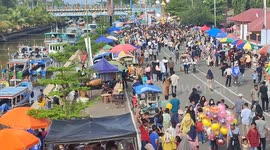 Tabuik Festival In Indonesia. People gather to participate Tabuik Festival at Pariaman City, West Sumatra, Indonesia, on July 21, 2024. The yearly Tabuik Festival in the coastal city of Padang Pariaman is a tradition of the remembrance of the martyrdom of