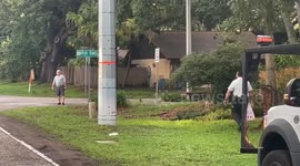 USA: Sheriff Deputy Delivers Dinner Amid Road Closure in Hillsborough County