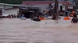 Massive floods hit North Maluku in Indonesia, hundreds of houses were submerged in floodwaters, thousands of residents were forced to be evacuated, flood heights reached 2 meters as high as an adult's chest