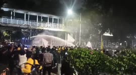 Demonstrations in Indonesia are chaotic, police and students clash and attack each other