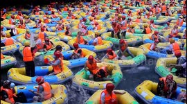Hundreds of tourists flock to rafting in China during heatwave
