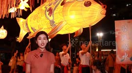 Int'l tourists experience traditional temple fair in China's Guangdong