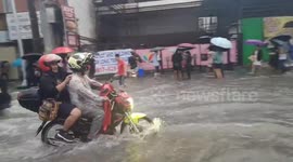 Flooding causes heavy Ttaffic in San Dionisio, Parañaque