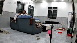 Quick-thinking Chinese father saves toddler from fall after she climbs sofa back