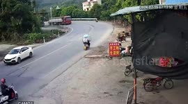 Unsecured cargo of beers collapses as truck passes S-curved road